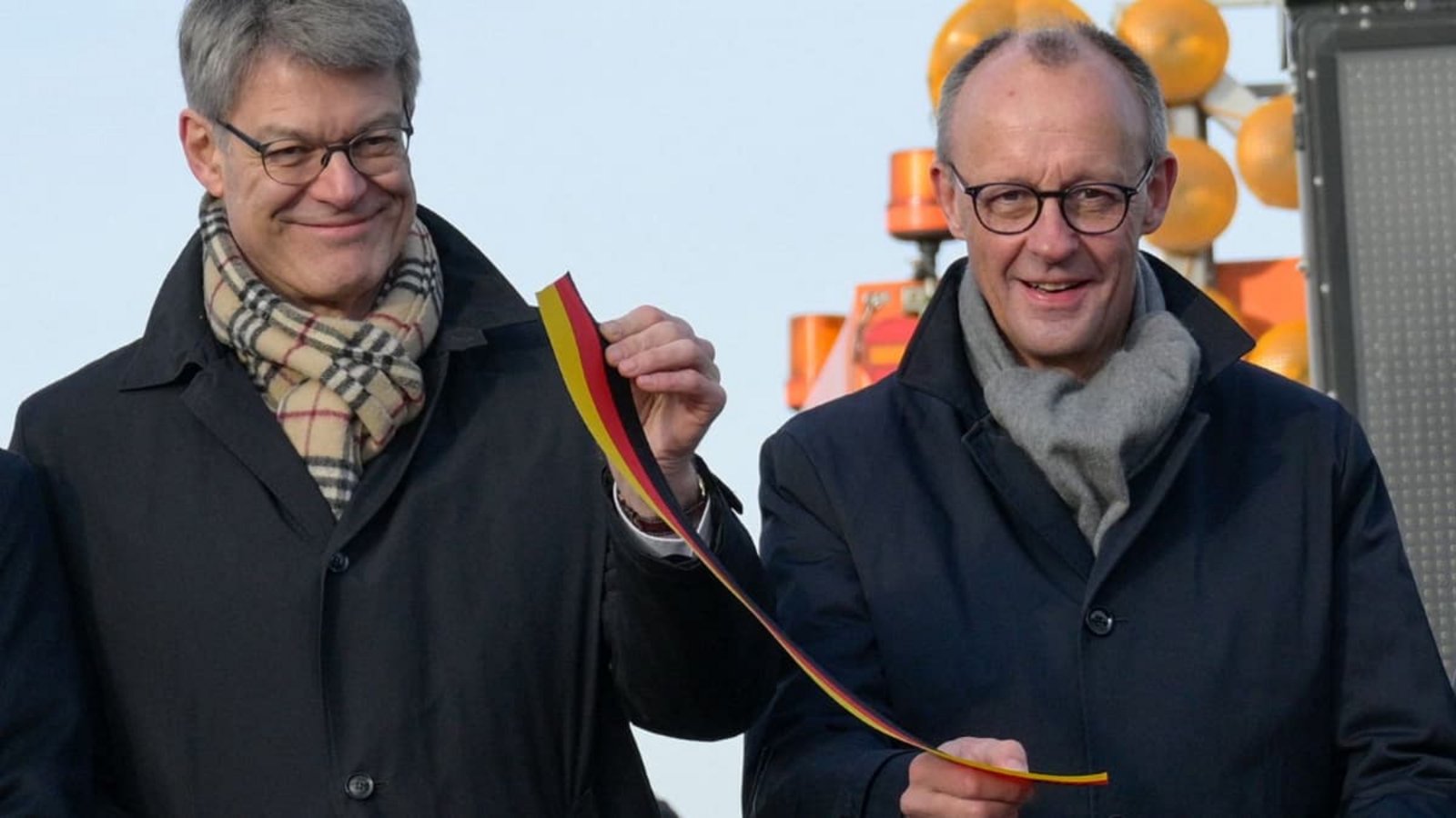 Hier war noch alles in Ordnung: Bundesverkehrsminister Patrick Schnieder und Kanzler Friedrich MerzSascha Schürmann/AFP Hier war noch alles in Ordnung: Bundesverkehrsminister Patrick Schnieder und Kanzler Friedrich MerzSascha Schürmann/AFP