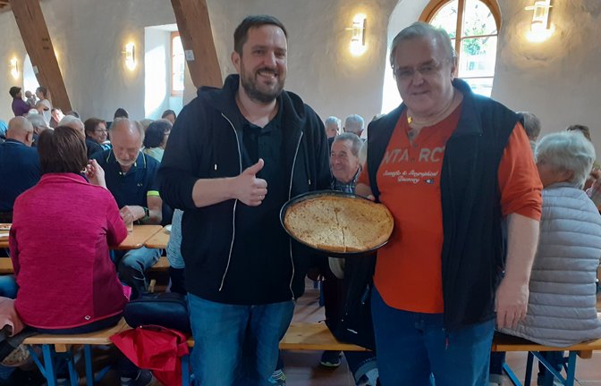 Der Vorsitzende des Musikvereins Hohenhaslach, Michael Gemrig, und der musikalische Leiter und Ortsvorsteher Alfred Xander (rechts) servierten den zahlreichen Festgästen am Kirbesonntag in der Kelter natürlich auch traditionellen Kirbekuchen.  <span class='image-autor'>Foto: Glemser</span>