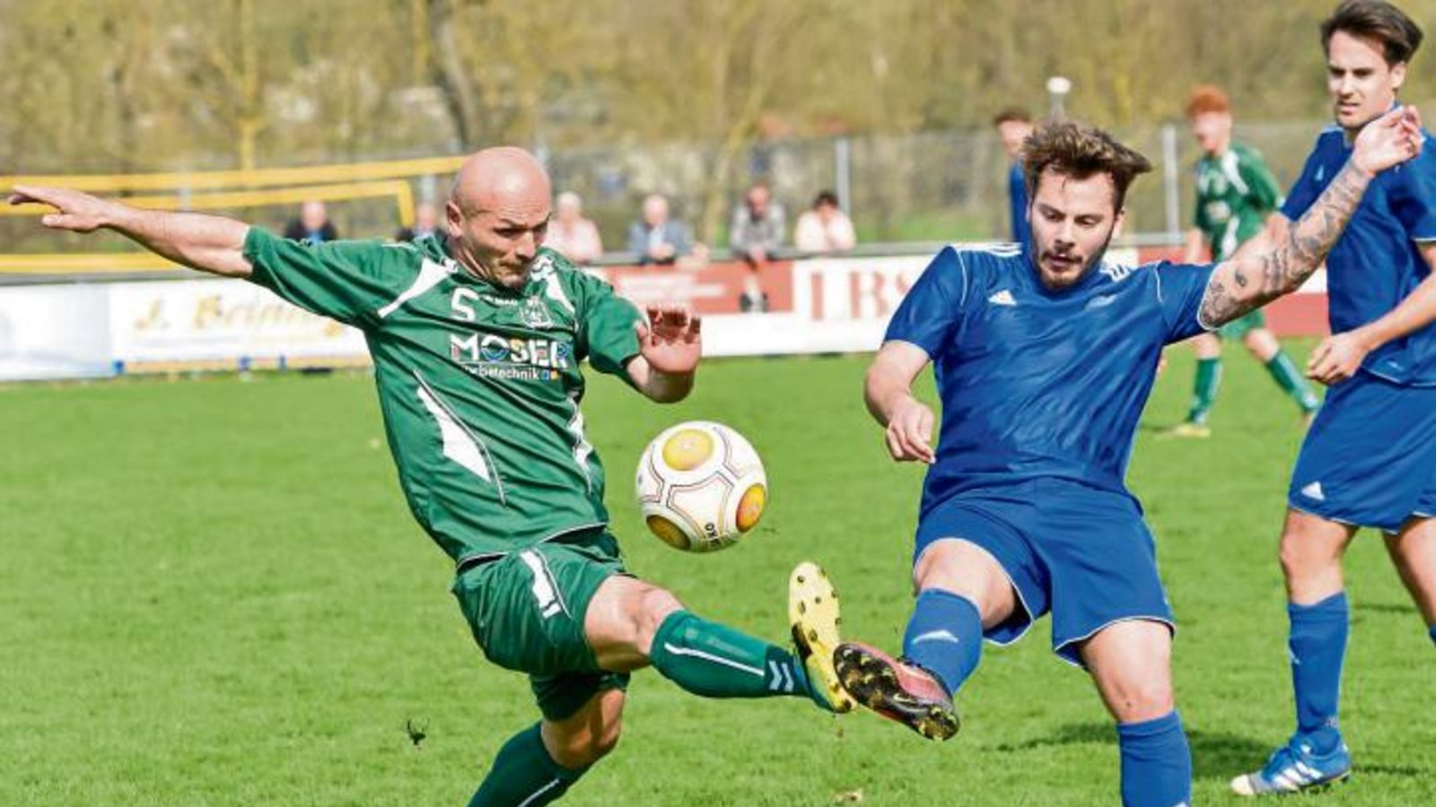 Marco Klein (rechts) hat die Illinger gegen Serdar Caliskan und den VfR Sersheim mit seinen zwei Treffern auf die Siegerstraße geschossen. Foto: Leitner Marco Klein (rechts) hat die Illinger gegen Serdar Caliskan und den VfR Sersheim mit seinen zwei Treffern auf die Siegerstraße geschossen. Foto: Leitner