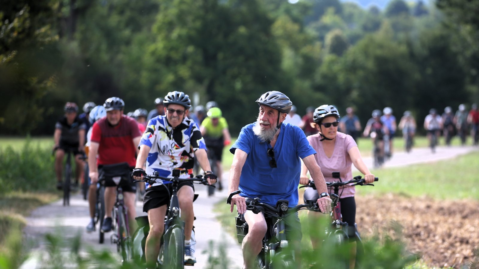 Mehr als 400 Fahrradfahrerinnen und -fahrer sind dabei.