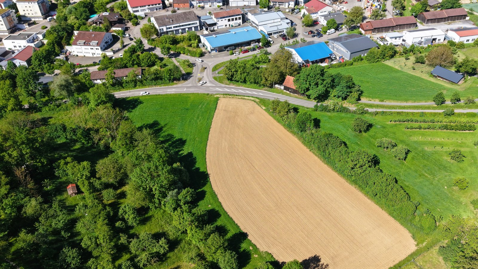Am Ortsausgang Richtung Sersheim soll ein neuer Lebensmittelmarkt entstehen. Foto: Küppers