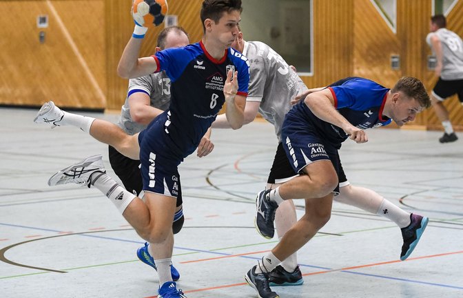 Till Stadelmann (links) wird für seinen Einsatz mit dem TSV Oberriexingen mit dem ersten Saisonsieg belohnt. <span class='image-autor'>Foto: Leitner</span>