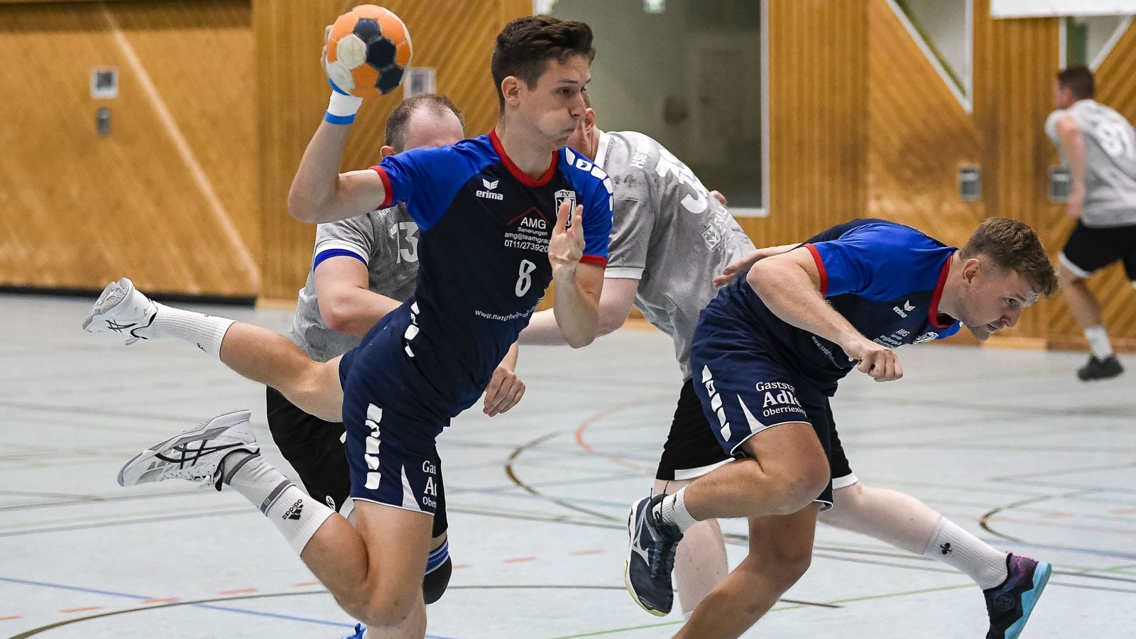 Till Stadelmann (links) wird für seinen Einsatz mit dem TSV Oberriexingen mit dem ersten Saisonsieg belohnt. Foto: Leitner