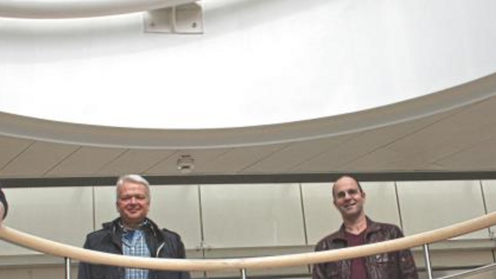 Erster Landesbeamter Wolfgang Herz (rechts) gratuliert den ehrenamtlichen Stellvertretern von Kreisbrandmeister Carsten Sorg (links), Michael Szobries (Zweiter von links) und Martin Irion, zu ihrer erneuten Bestellung.  Foto: Enzkreis