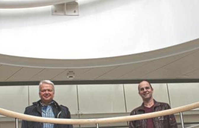 Erster Landesbeamter Wolfgang Herz (rechts) gratuliert den ehrenamtlichen Stellvertretern von Kreisbrandmeister Carsten Sorg (links), Michael Szobries (Zweiter von links) und Martin Irion, zu ihrer erneuten Bestellung.  Foto: Enzkreis