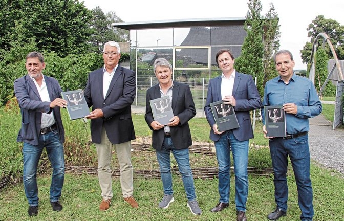 Buchübergabe vor dem Keltenmuseum (von links): Prof. Dr. Claus Wolf (Präsident des Landesamtes für Denkmalpflege), Bürgermeister Peter Schäfer, Mitherausgeber Dr. Erwin Keefer, Thomas Hoppe (Landesmuseum Württemberg) und Museumsleiter Prof. Dr. Thomas Knopf.  Fotos: Banholzer