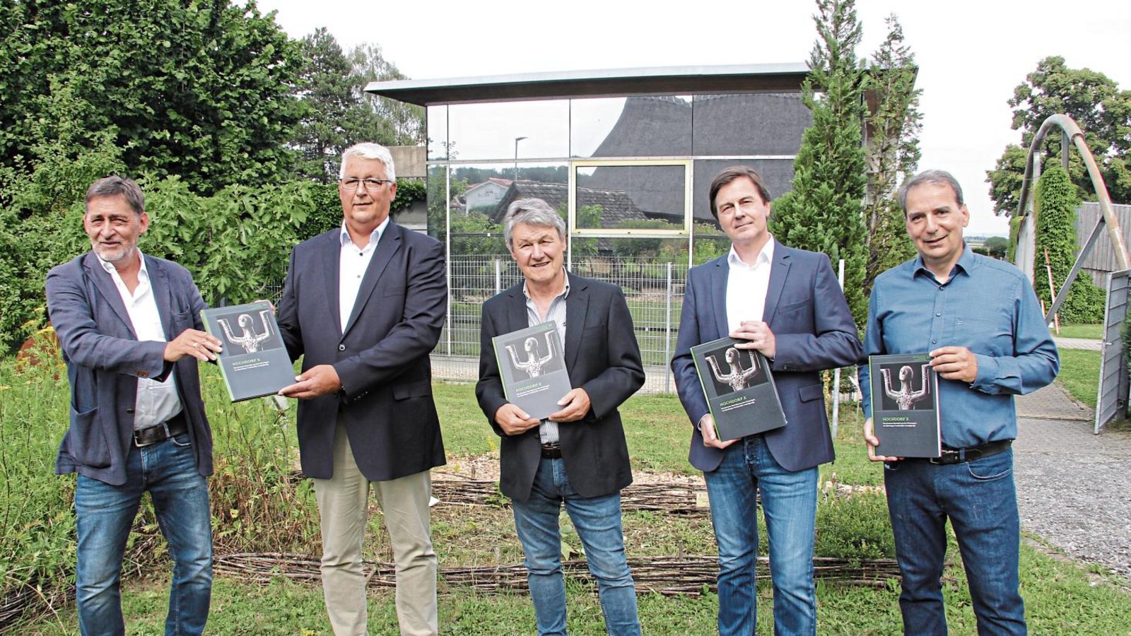 Buchübergabe vor dem Keltenmuseum (von links): Prof. Dr. Claus Wolf (Präsident des Landesamtes für Denkmalpflege), Bürgermeister Peter Schäfer, Mitherausgeber Dr. Erwin Keefer, Thomas Hoppe (Landesmuseum Württemberg) und Museumsleiter Prof. Dr. Thomas Knopf. Fotos: Banholzer Buchübergabe vor dem Keltenmuseum (von links): Prof. Dr. Claus Wolf (Präsident des Landesamtes für Denkmalpflege), Bürgermeister Peter Schäfer, Mitherausgeber Dr. Erwin Keefer, Thomas Hoppe (Landesmuseum Württemberg) und Museumsleiter Prof. Dr. Thomas Knopf. Fotos: Banholzer