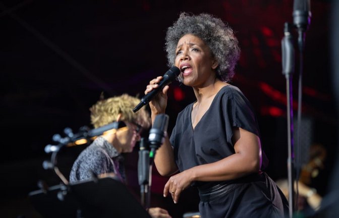 Die Sängerin Fola Dada hat beim Jubiläumskonzert der SWR Big Band überzeugt.<span class='image-autor'>Lichtgut/Julian Rettig</span>