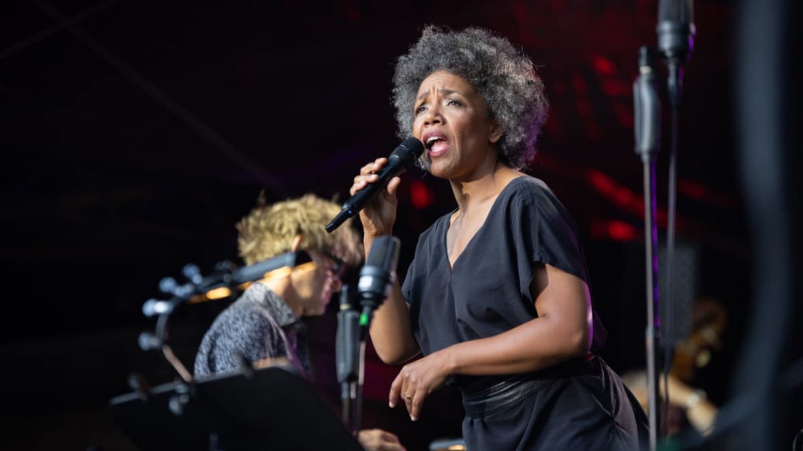 Die Sängerin Fola Dada hat beim Jubiläumskonzert der SWR Big Band überzeugt.Lichtgut/Julian Rettig
