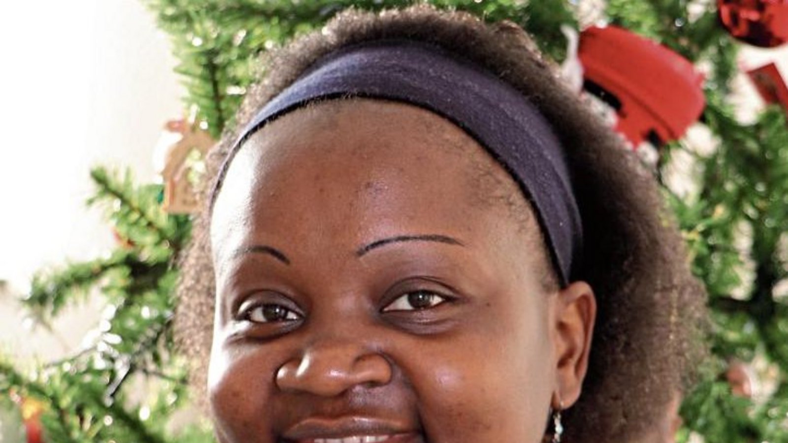 Raïssa kennt die Christbaumtradition schon aus ihrer Heimat Kamerun. Foto: Gergen Raïssa kennt die Christbaumtradition schon aus ihrer Heimat Kamerun. Foto: Gergen