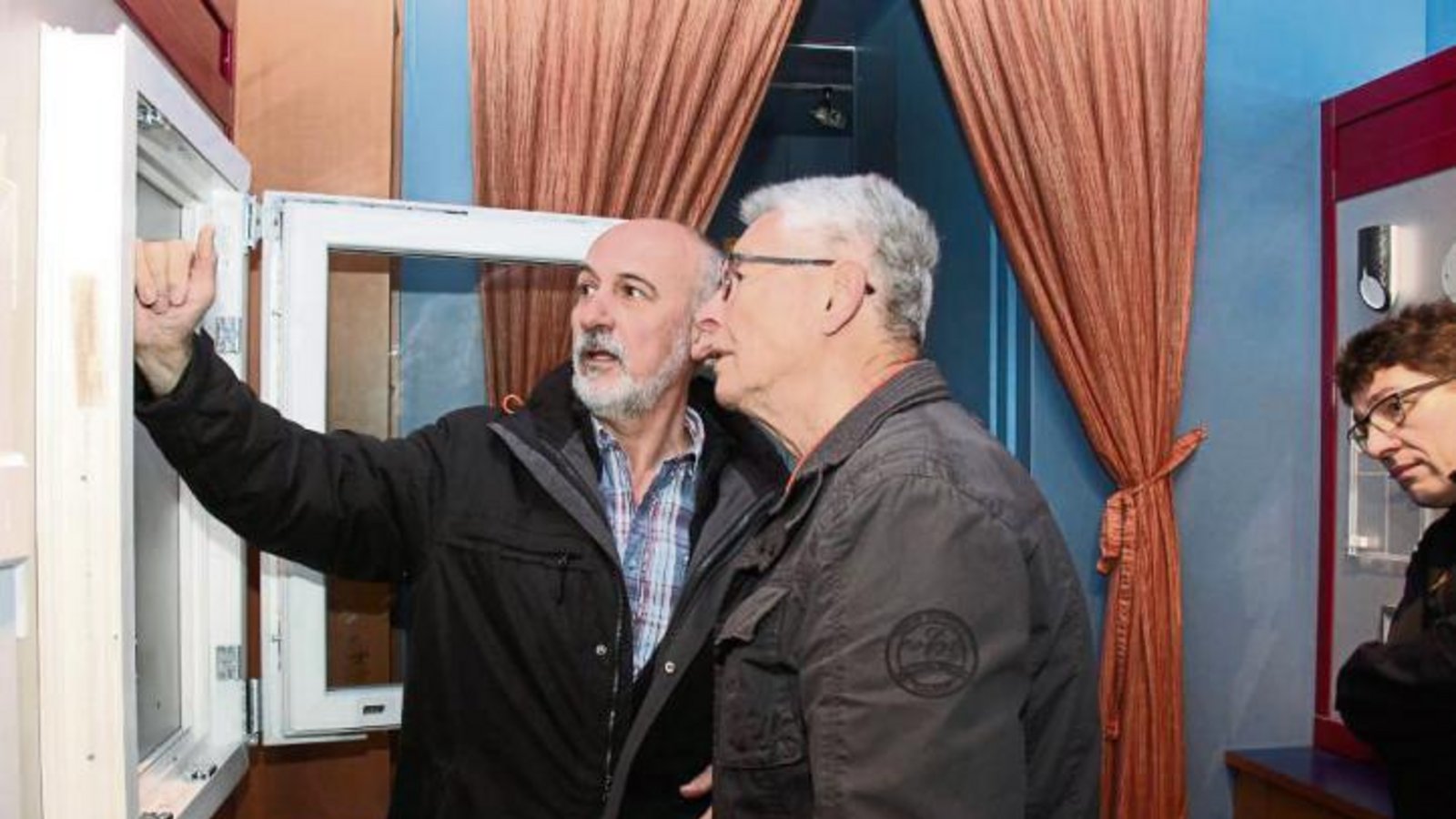 Joachim Reiling (links) zeigt, wie sich Fenster gegen Einbruch sichern lassen. Foto: Rostek Joachim Reiling (links) zeigt, wie sich Fenster gegen Einbruch sichern lassen. Foto: Rostek