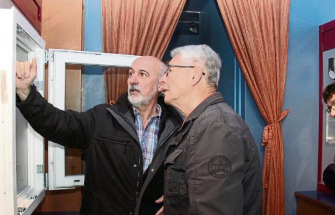 Joachim Reiling (links) zeigt, wie sich Fenster gegen Einbruch sichern lassen.  Foto: Rostek