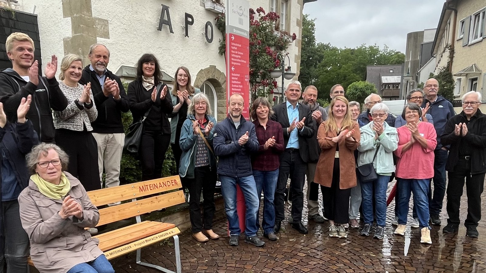 Sponsoren und Mitglieder der „Aktion Miteinander“ mit dem ersten Bänkle in Großsachsenheim. Foto: Glemser Sponsoren und Mitglieder der „Aktion Miteinander“ mit dem ersten Bänkle in Großsachsenheim. Foto: Glemser