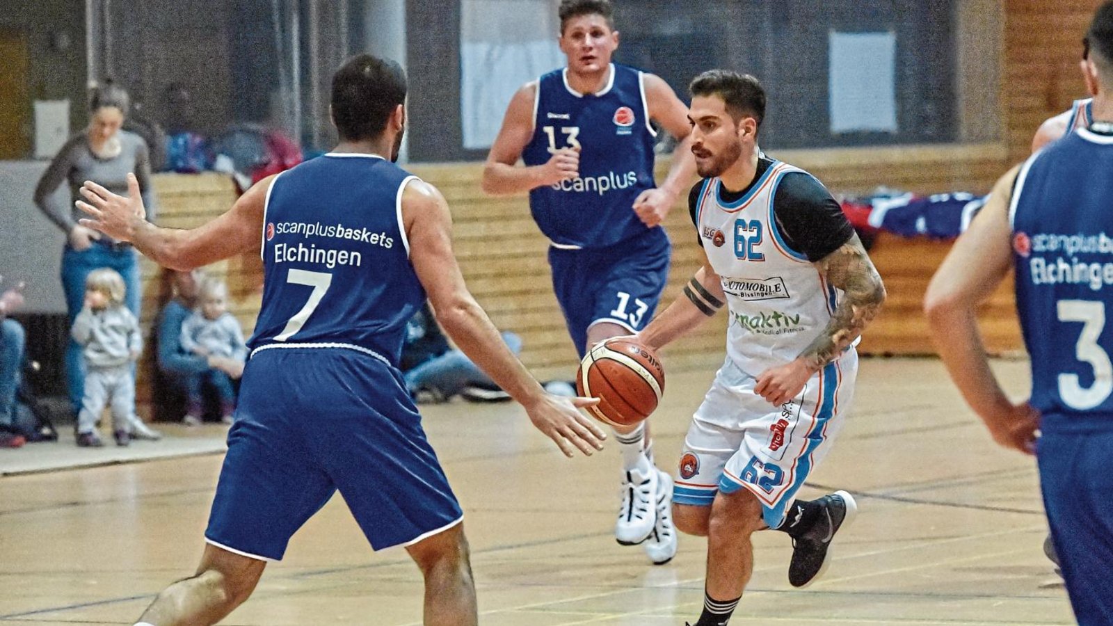 Haydar Bulut (am Ball) avancierte mit 22 Zählern, davon fünf Drei-Punkte-Würfe, zum erfolgreichsten Werfer der BSG Vaihingen/Sachsenheim. Fotos: Leitner Haydar Bulut (am Ball) avancierte mit 22 Zählern, davon fünf Drei-Punkte-Würfe, zum erfolgreichsten Werfer der BSG Vaihingen/Sachsenheim. Fotos: Leitner