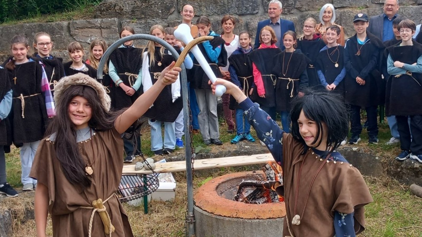 Beim Steinzeit-Workshop des Sachsenheimer Stadtmuseums wird für die Fünftklässler die Welt der frühen Menschen erlebbar.  Foto: Glemser