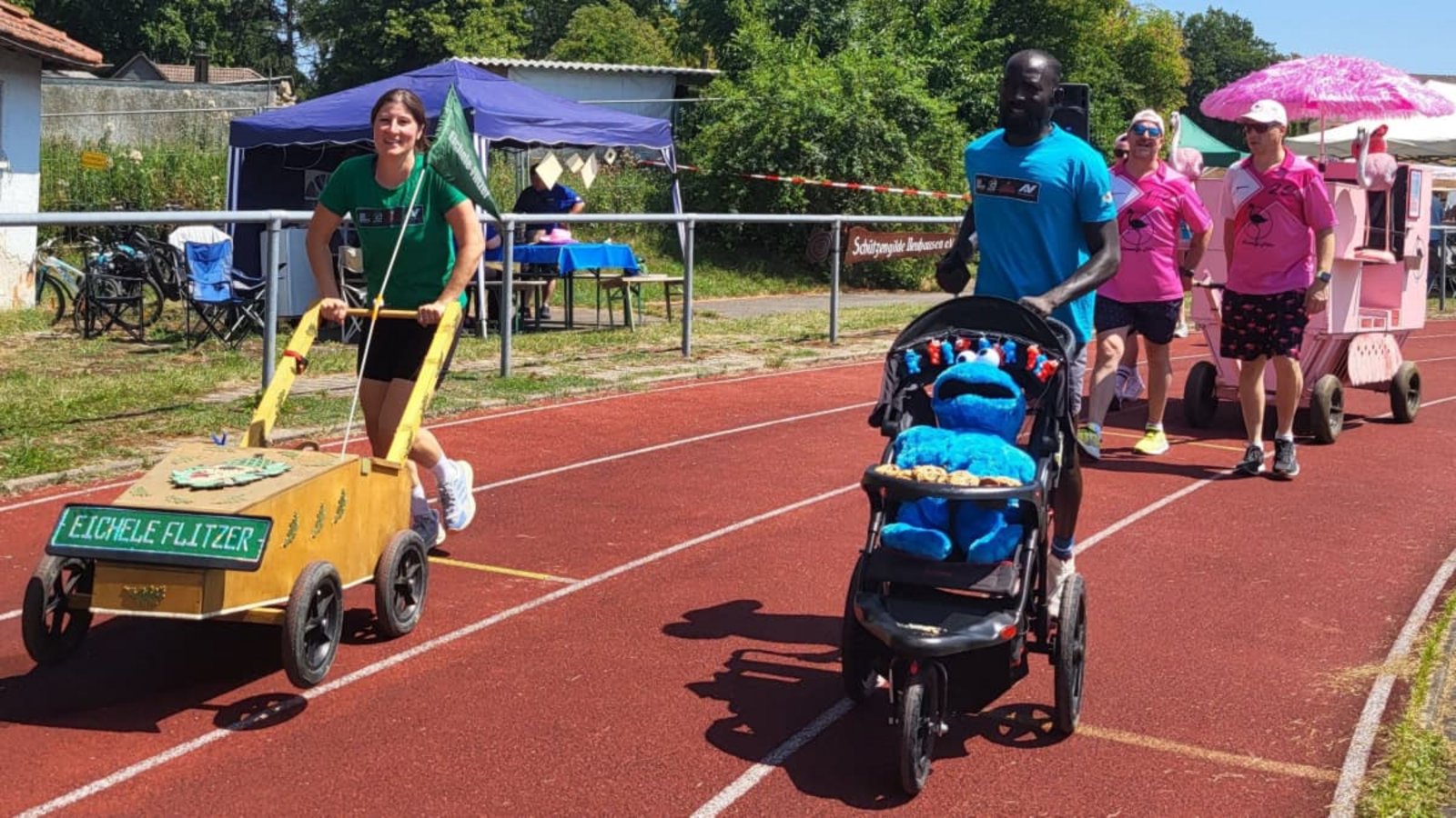 Beim Rolli-Tolli-Benefiz-Rollrennen in Neuhausen werden die „Rennwagen“ geschoben oder gezogen.Elke Hauptmann Beim Rolli-Tolli-Benefiz-Rollrennen in Neuhausen werden die „Rennwagen“ geschoben oder gezogen.Elke Hauptmann