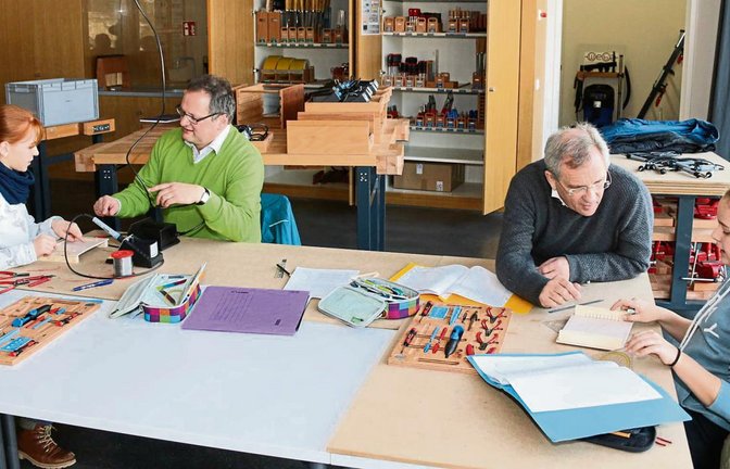 Mit der Dreizügigkeit gibt es als drittes Profilfach am Lichtenstern-Gymnasium in Sachsenheim auch Naturwissenschaft/Technik. Schulleiter Reinhart Gronbach (rechts) und sein Stellvertreter Helmut Dinkel beim Unterrichtsbesuch. Fotos: Bögel
