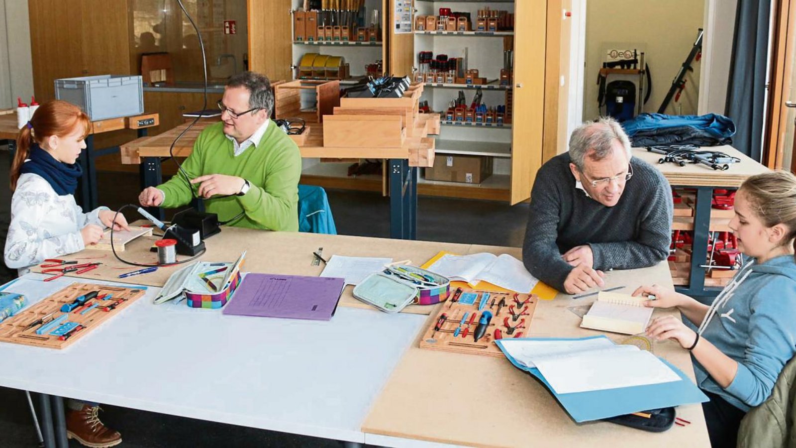 Mit der Dreizügigkeit gibt es als drittes Profilfach am Lichtenstern-Gymnasium in Sachsenheim auch Naturwissenschaft/Technik. Schulleiter Reinhart Gronbach (rechts) und sein Stellvertreter Helmut Dinkel beim Unterrichtsbesuch. Fotos: Bögel
