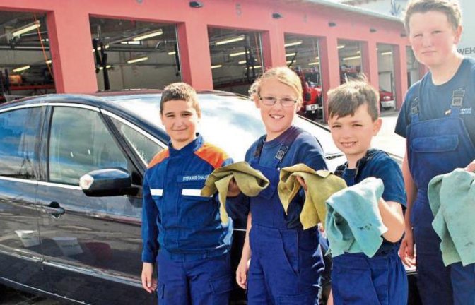 Zeigt her eure Lappen: Stefano Chalkidis, Maya Gräther, Niklas Beller und Moritz Fink (von links) haben fleißig mitangepackt. Foto: Stahlfeld