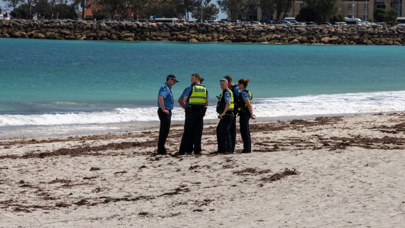 Polizisten ermitteln am Sorrento Beach.Andrew O'Connor/Australian Broadcasting Corp/dpa Polizisten ermitteln am Sorrento Beach.Andrew O'Connor/Australian Broadcasting Corp/dpa