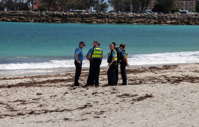 Polizisten ermitteln am Sorrento Beach.<span class='image-autor'>Andrew O'Connor/Australian Broadcasting Corp/dpa</span>