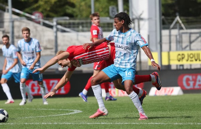 Melkamu Frauendorf (re.) wurde im WFV-Pokalspiel in Waldstetten geschont, der 22-Jährige ist als linker Schienenspieler gesetzt.<span class='image-autor'>Baumann/Hansi Britsch</span>