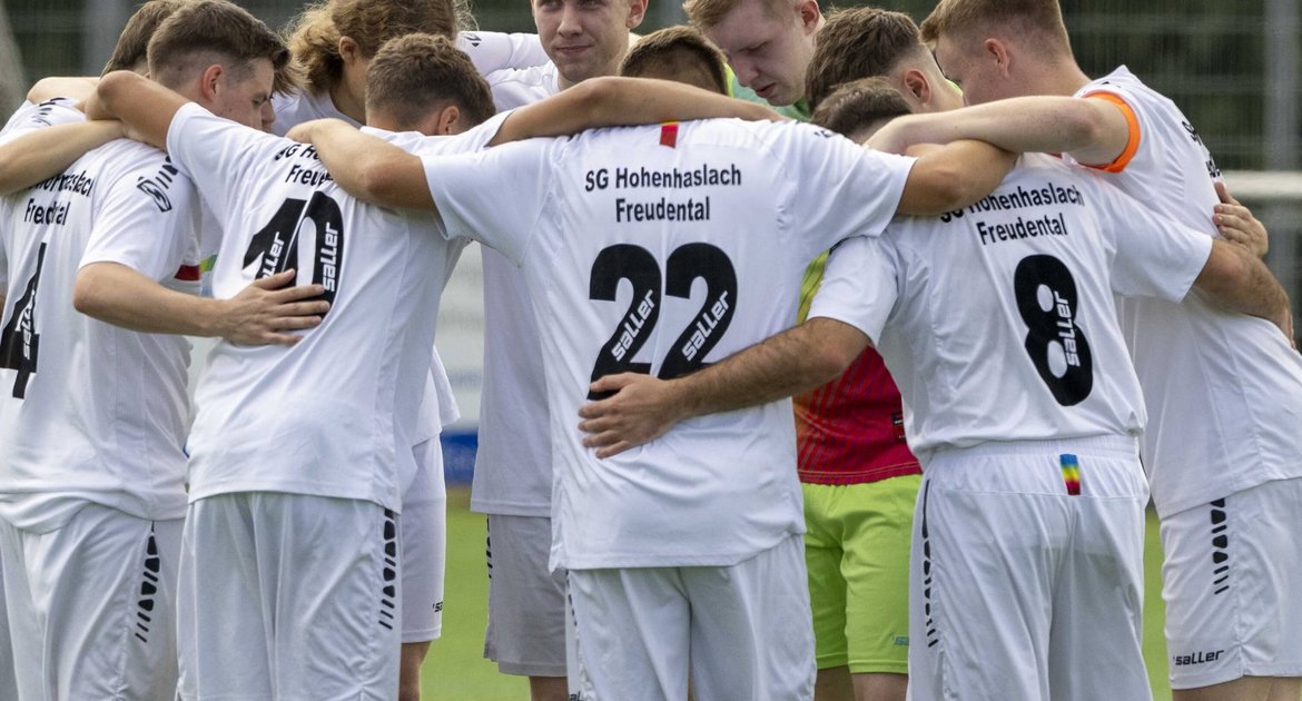 SGM Hohenhaslach Freudental (weißer Dress) - TSV Botenheim, 3:5, 19.07.2026,   Fußball, Männer, Kreisliga A3, Enz-Murr, Saison 2026 / 2027, Freundschaftspiel,  Die SGM beim einschwören.