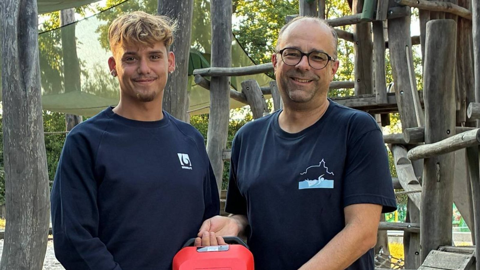 Eine lebensrettende Spende: Der Leiter des Enztalbads, Luan Gashi (links), nimmt von Tobias Mäule vom Förderverein den neuen AED entgegen. Foto: p Eine lebensrettende Spende: Der Leiter des Enztalbads, Luan Gashi (links), nimmt von Tobias Mäule vom Förderverein den neuen AED entgegen. Foto: p