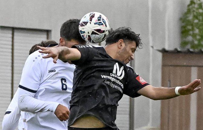 SV Illingen (schwarzer Dress)- SPVGG Bissiingen, 11.10.2026,<br>Fußball, Männer, Kreisliga A3, Enz-Murr, Saison 2026 / 2027,<br>Kopfballduell zwischen Shevan Murad (SV Illingen, #17) und Jason Kelsch (SpVgg Bissingen, #06, Kapitän), Foto: Leitner