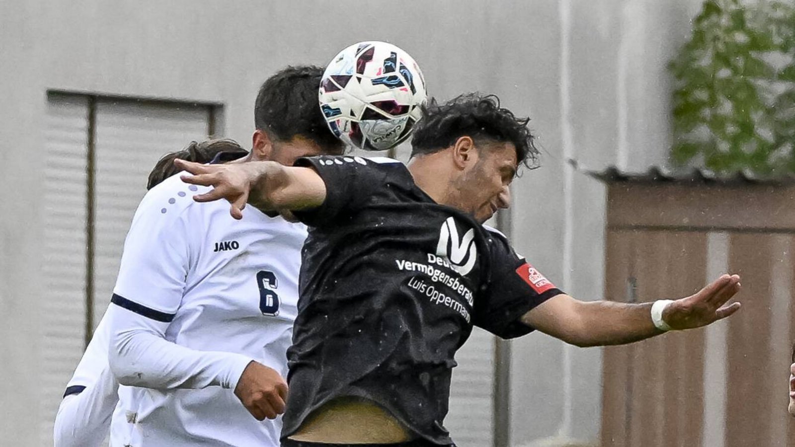 SV Illingen (schwarzer Dress)- SPVGG Bissiingen, 11.10.2026,<br>Fußball, Männer, Kreisliga A3, Enz-Murr, Saison 2026 / 2027,<br>Kopfballduell zwischen Shevan Murad (SV Illingen, #17) und Jason Kelsch (SpVgg Bissingen, #06, Kapitän), Foto: Leitner