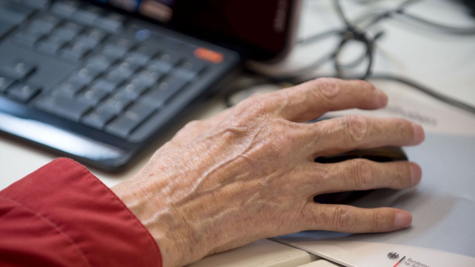 Fast drei Viertel der Über-65-Jährigen nutzen inzwischen das Internet.Foto: Tim Brakemeier/dpa