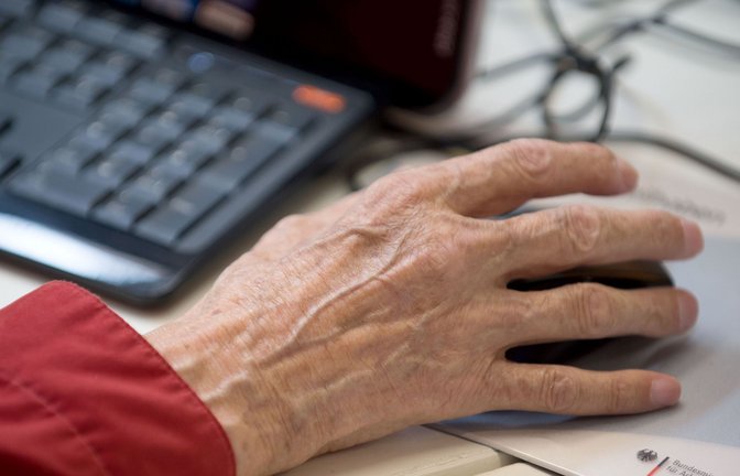 Fast drei Viertel der Über-65-Jährigen nutzen inzwischen das Internet.<span class='image-autor'>Foto: Tim Brakemeier/dpa</span>