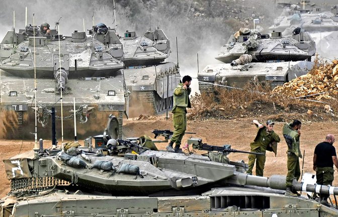 Panzer der israelischen Armee manövrieren in einem Bereitstellungsraum im Norden Israels nahe der israelisch-libanesischen Grenze<span class='image-autor'>Foto: dpa/Baz Ratner</span>