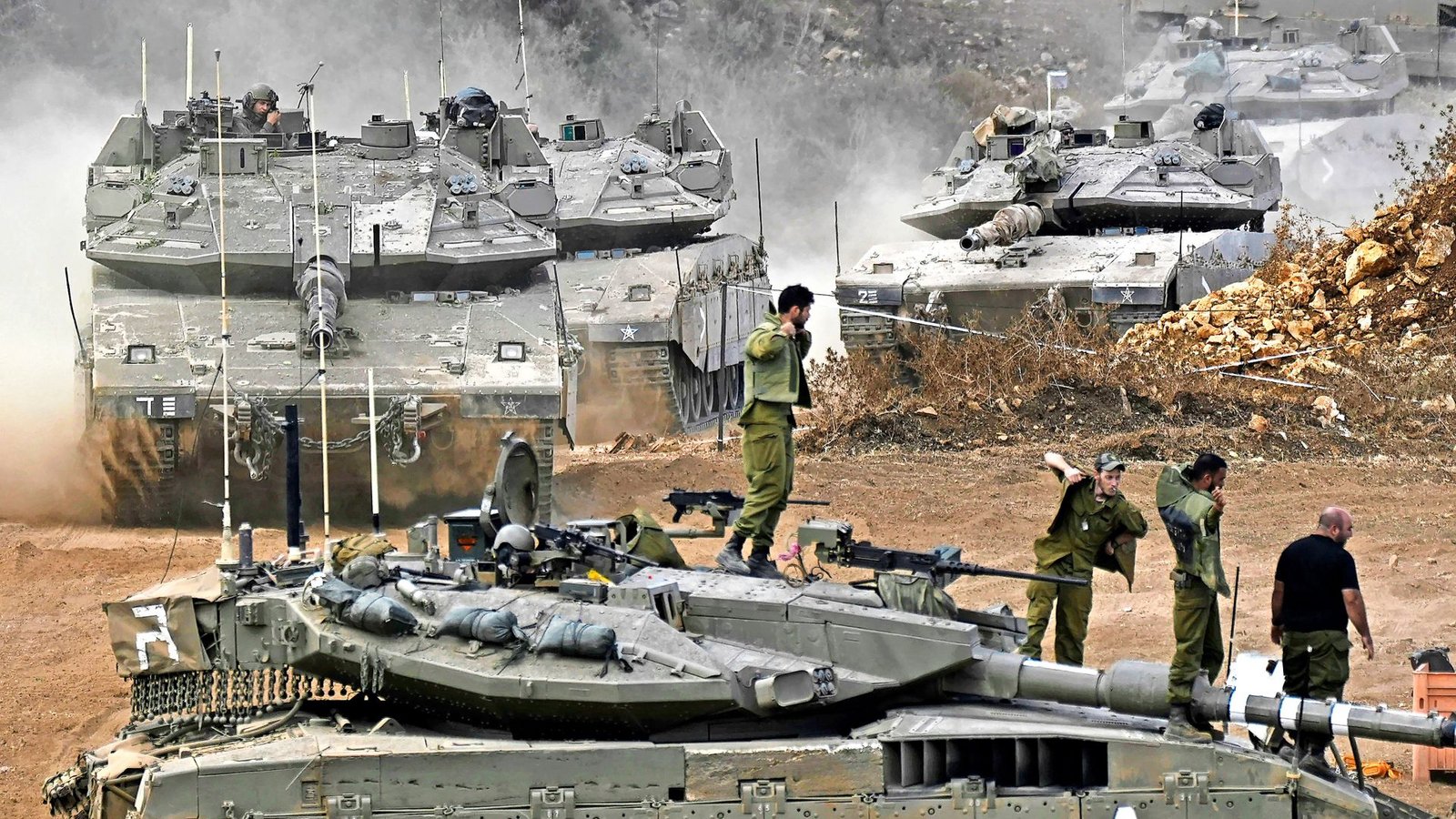 Panzer der israelischen Armee manövrieren in einem Bereitstellungsraum im Norden Israels nahe der israelisch-libanesischen GrenzeFoto: dpa/Baz Ratner