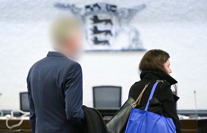 Der Inspekteur mit einer Anwältin aus seinem Verteidigerteam<span class='image-autor'>Foto: dpa/Bernd Weißbrod (Archiv)</span>