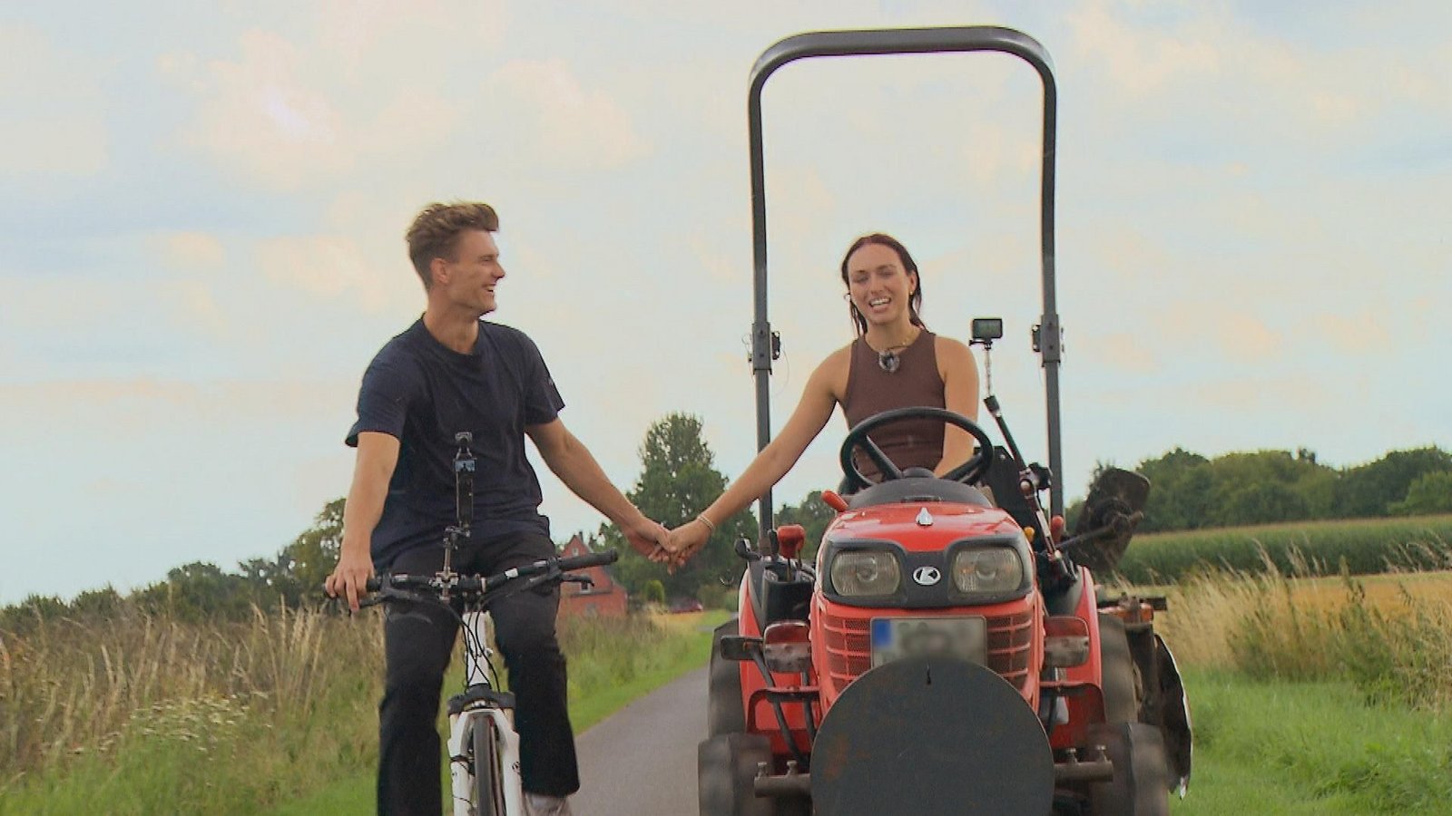 Ackerbauer Friedrich und Laura genießen die Zweisamkeit.Foto: RTL Ackerbauer Friedrich und Laura genießen die Zweisamkeit.Foto: RTL