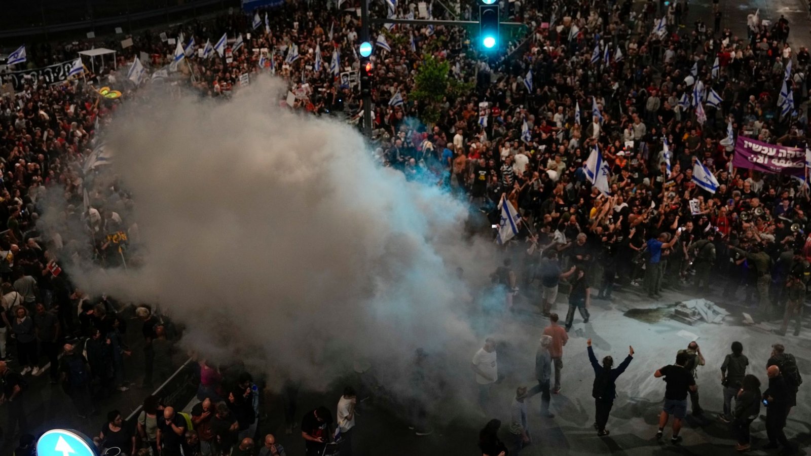 Angehörige und Unterstützer der israelischen Geiseln fordern bei einer Demonstration in Tel Aviv ihre Freilassung.Foto: Ohad Zwigenberg/AP/dpa