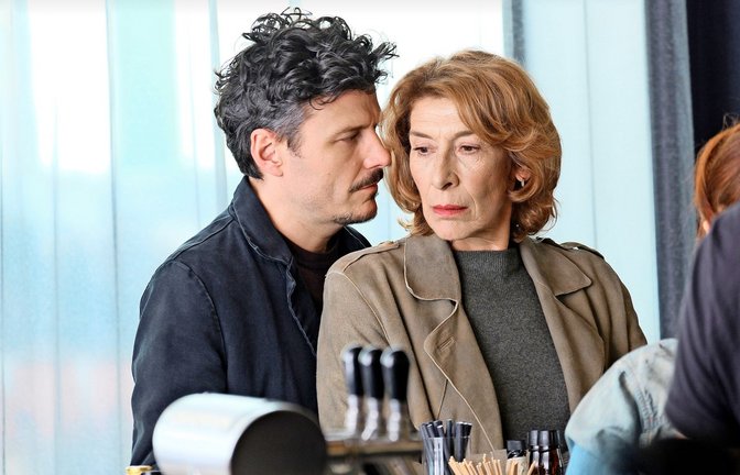 Constanze Laux (Adele Neuhauser) lässt sich auf  den Escort Ricardo Westerhoff (Manuel Rubey) ein.<span class='image-autor'>Foto: BR/Bavaria Fiction GmbH/Jacqueli</span>