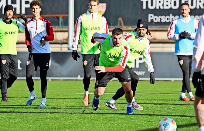 Ermedin Demirovic (Mitte) gibt Gas: Der Stürmer ist zurück im Training und will seinem Team sofort wieder mit Toren helfen.<span class='image-autor'>Foto: imago/Robin Rudel</span>