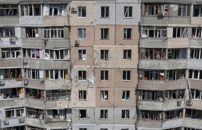 Ein Wohnhaus in Odessa wurde bei einem russischen Drohnenangriff beschädigt. (Archiv)<span class='image-autor'>Foto: Nina Lyashonok/AP/dpa</span>