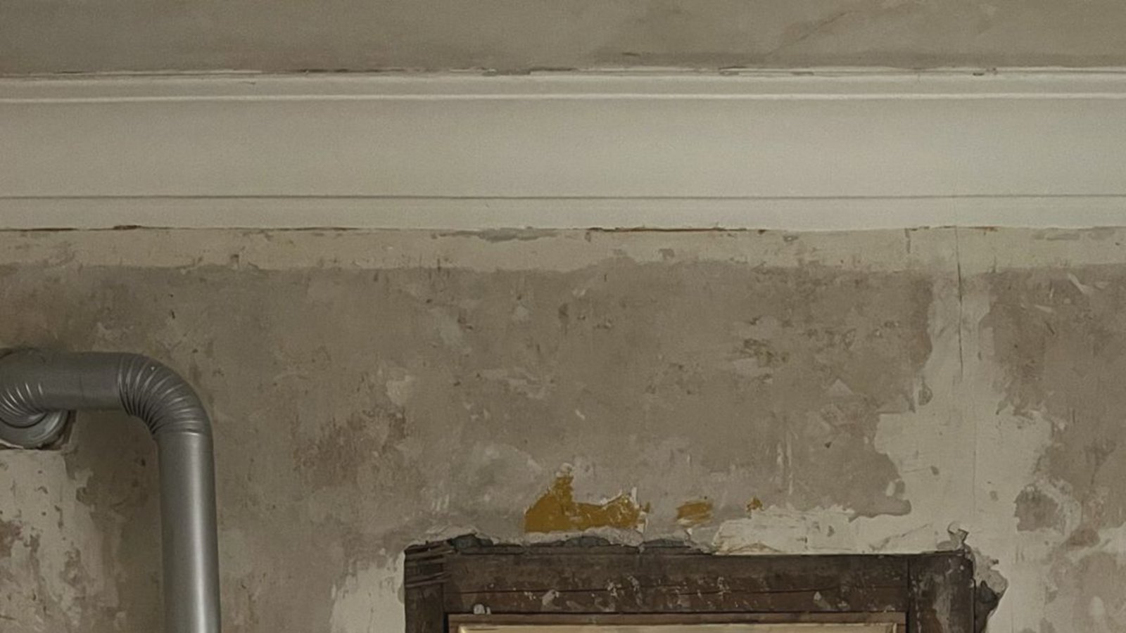 Eine Auszeichnung ging an das Studio Cross Scale aus Stuttgart, das sich vor der Sanierung einer denkmalgeschützten  Wohnung mitten in Stuttgart mit diesem Ursprungszustand auseinanderzusetzen hatte.Foto: Studi Cross Scale /Callwey
