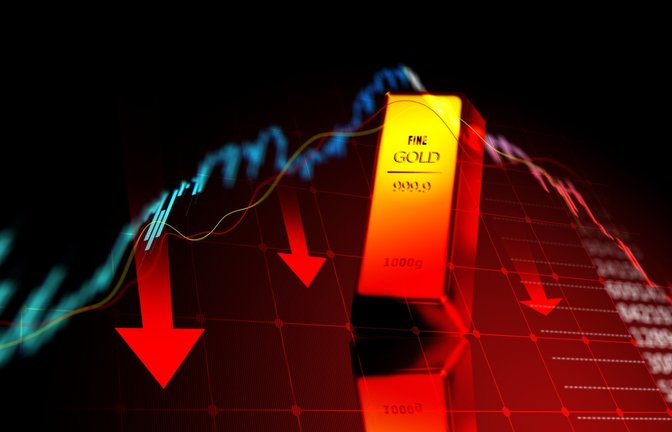 Gold fällt auf ein neues Jahres- und Sechsmonatstief. Erfahren Sie, welche Zins-, Inflations- und Marktfaktoren den Goldpreis aktuell besonders stark unter Druck setzen.<span class='image-autor'>Foto: ImageSymphony / Shutterstock.com</span>
