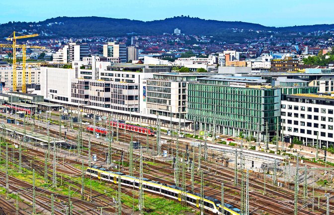 Ein Teil des Gleisvorfelds am Stuttgarter Hauptbahnhof. Auf der Fläche sollen einmal Tausende Wohnungen entstehen. Oder etwa doch nicht?<span class='image-autor'>Foto: imago//Arnulf Hettrich</span>