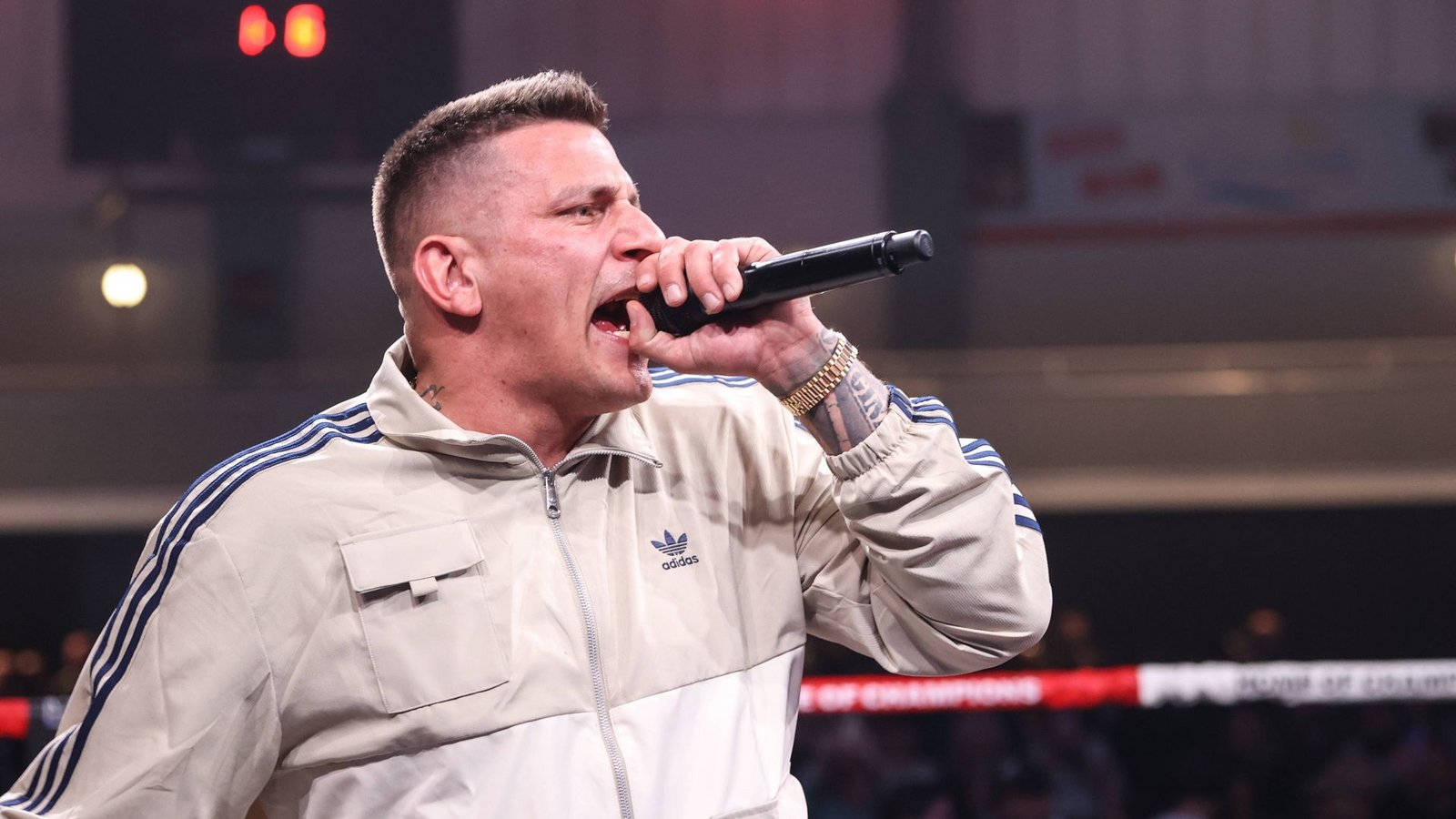 Fotografen waren bei dem Gzuz-Auftritt in der Porsche Arena nicht zugelassen. Diese Aufnahme zeigt den Rapper bei einem Auftritt im Mai diesen Jahres.Foto: imago/Torsten Helmke Fotografen waren bei dem Gzuz-Auftritt in der Porsche Arena nicht zugelassen. Diese Aufnahme zeigt den Rapper bei einem Auftritt im Mai diesen Jahres.Foto: imago/Torsten Helmke
