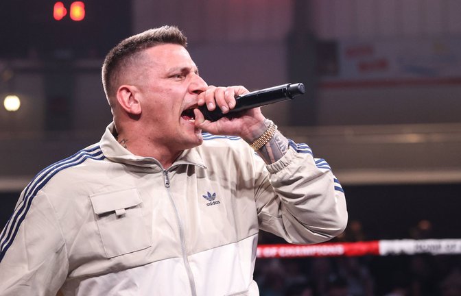 Fotografen waren bei dem Gzuz-Auftritt in der Porsche Arena nicht zugelassen. Diese Aufnahme zeigt den Rapper bei einem Auftritt im Mai diesen Jahres.<span class='image-autor'>Foto: imago/Torsten Helmke</span>
