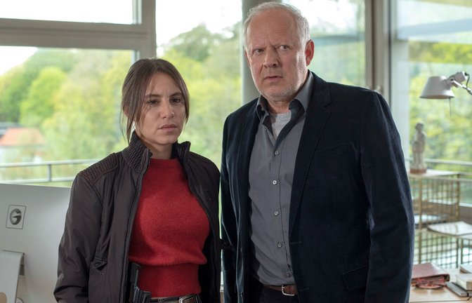 Ermitteln Seite an Seite: Mila Sahin (Almila Bagriacik) und Klaus Borowski (Axel Milberg).<span class='image-autor'>Foto: NDR/Thorsten Jander</span>