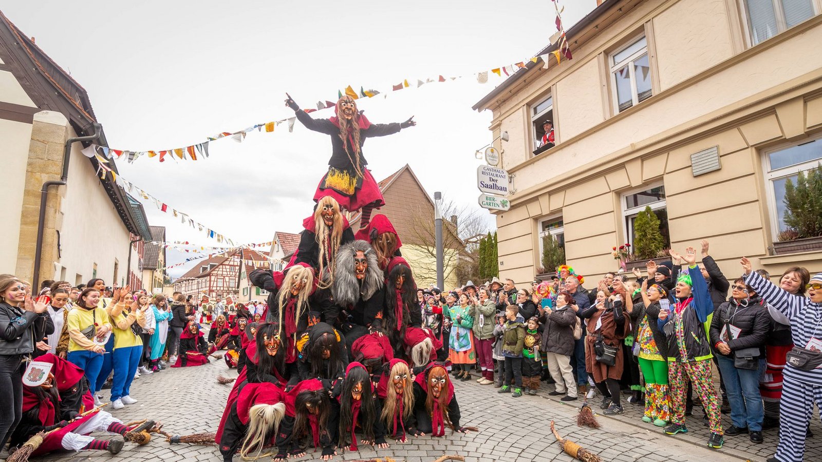 Fasnetshochburg in der Region ist auch Neuhausen auf den Fildern – mehrere Tausend Besucher sind bei dem Spektakel am Fasnetssonntag in der Regel dabei. Durch die Straßen ziehen ab 13.33 Uhr die Hästräger des Narrenbunds Neuhausen, das Prinzen- und Kinderprinzenpaar, viele Vereine und angereiste Laufgruppen anderer Narrenzünfte. Die Umzugsstrecke verläuft über Adenauer-, Kirch-, Markt-, Bahnhof- und Wilhelmstraße.Foto: 7aktuell/Daniel Jüptner Fasnetshochburg in der Region ist auch Neuhausen auf den Fildern – mehrere Tausend Besucher sind bei dem Spektakel am Fasnetssonntag in der Regel dabei. Durch die Straßen ziehen ab 13.33 Uhr die Hästräger des Narrenbunds Neuhausen, das Prinzen- und Kinderprinzenpaar, viele Vereine und angereiste Laufgruppen anderer Narrenzünfte. Die Umzugsstrecke verläuft über Adenauer-, Kirch-, Markt-, Bahnhof- und Wilhelmstraße.Foto: 7aktuell/Daniel Jüptner