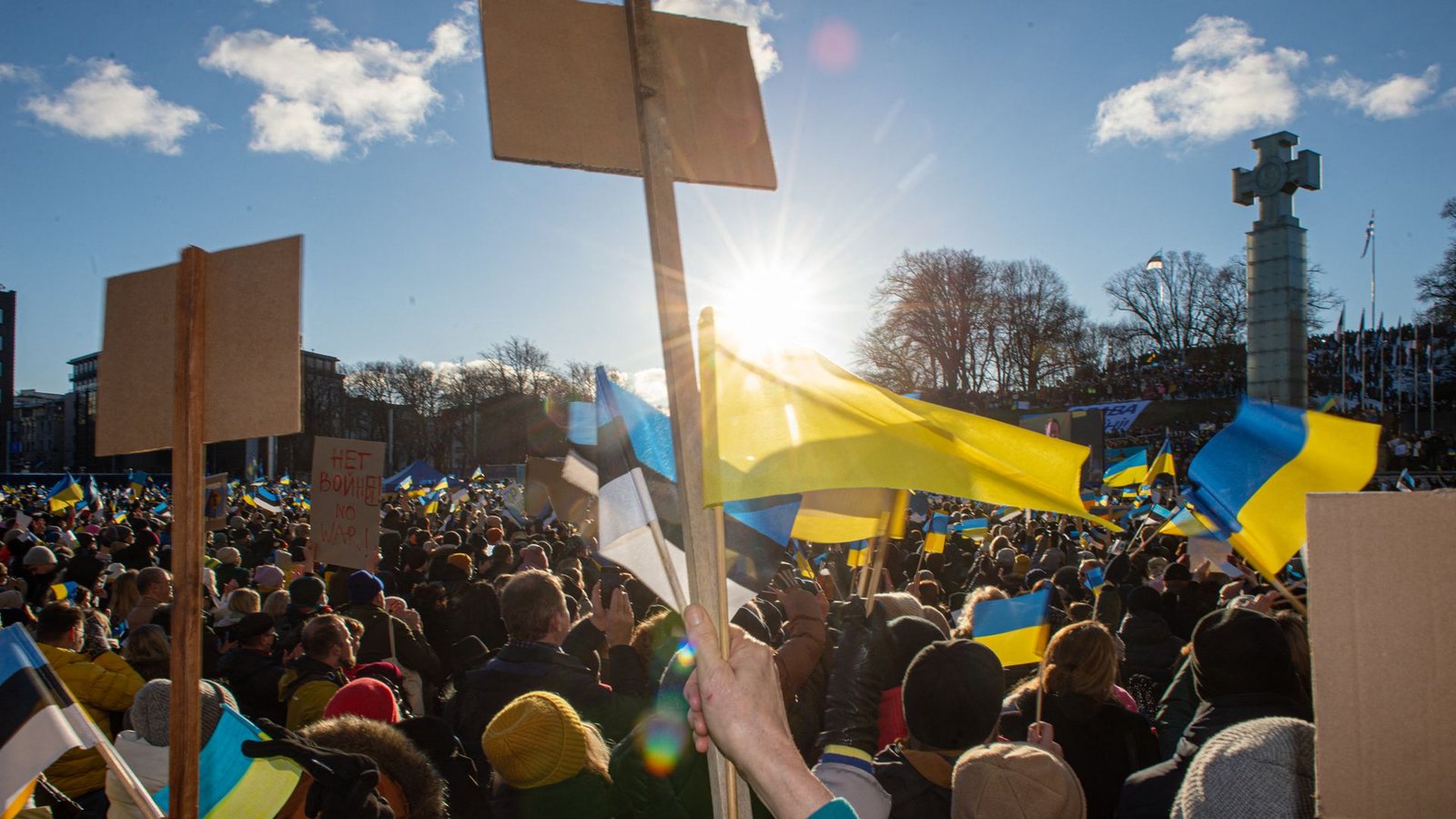 Im Februar 2022 demonstrierten Menschen in der estländischen Hauptstadt für die Freiheit der Ukraine. Im Rahmen der Kämpfe dort, baut das Land jetzt Verteidigungsanlagen.Foto: AFP/RAIGO PAJULA