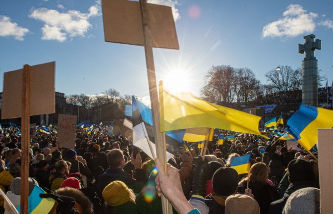 Im Februar 2022 demonstrierten Menschen in der estländischen Hauptstadt für die Freiheit der Ukraine. Im Rahmen der Kämpfe dort, baut das Land jetzt Verteidigungsanlagen.<span class='image-autor'>Foto: AFP/RAIGO PAJULA</span>