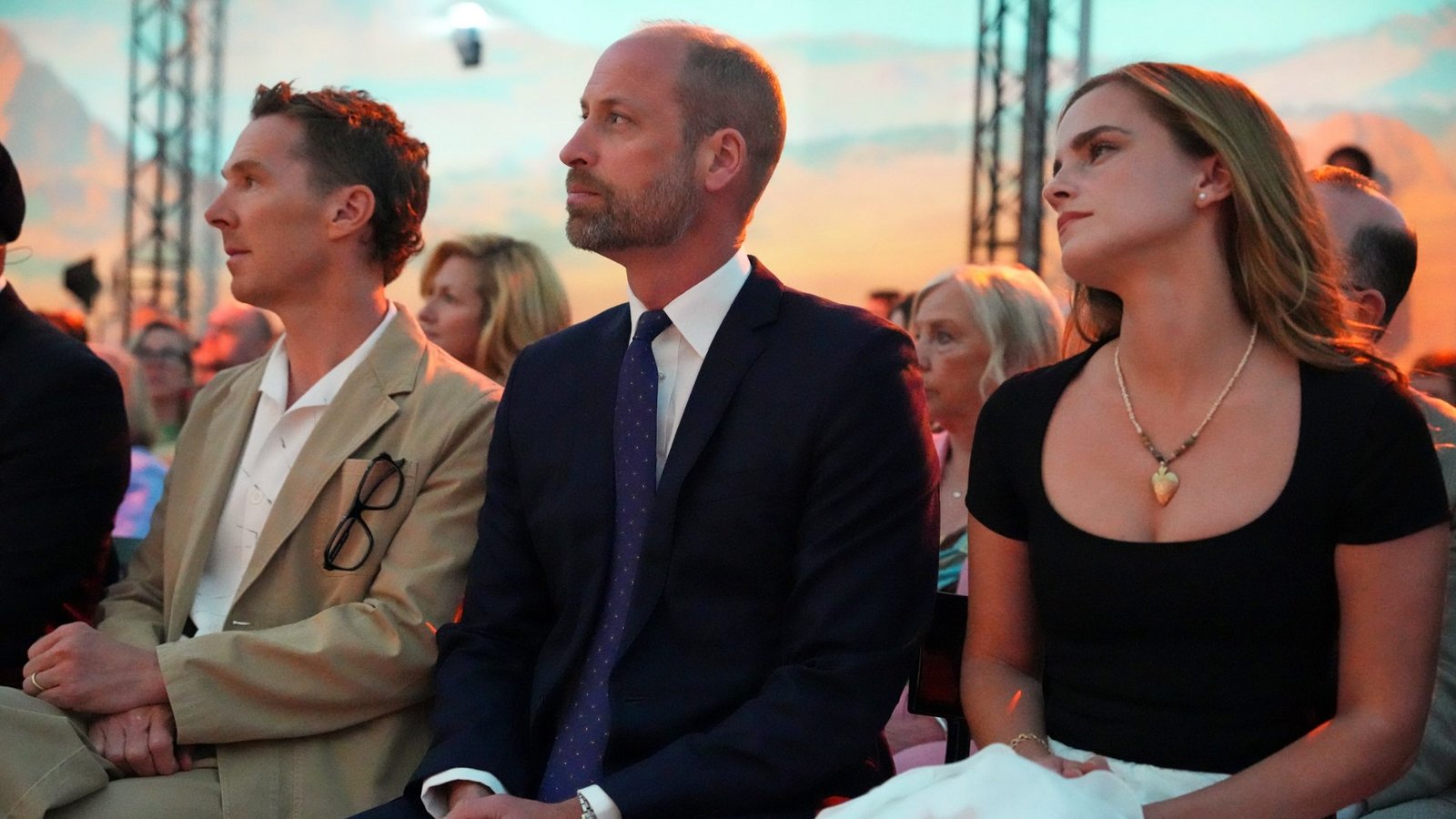 Der Prinz von Wales sitzt neben Emma Watson (r) und dem Schauspieler Benedict Cumberbatch (l), als er an dem wegweisenden Wirtschaftsforum teilnimmt, zu dem globale Wirtschaftsführer im Rahmen der Initiative „United for Wildlife“ der Royal Foundation im Frameless im Zentrum Londons zusammengekommen sind – damit wird die London Climate Action Week eröffnet.Foto: picture alliance/dpa/PA Wire | Kirsty Wigglesworth Der Prinz von Wales sitzt neben Emma Watson (r) und dem Schauspieler Benedict Cumberbatch (l), als er an dem wegweisenden Wirtschaftsforum teilnimmt, zu dem globale Wirtschaftsführer im Rahmen der Initiative „United for Wildlife“ der Royal Foundation im Frameless im Zentrum Londons zusammengekommen sind – damit wird die London Climate Action Week eröffnet.Foto: picture alliance/dpa/PA Wire | Kirsty Wigglesworth